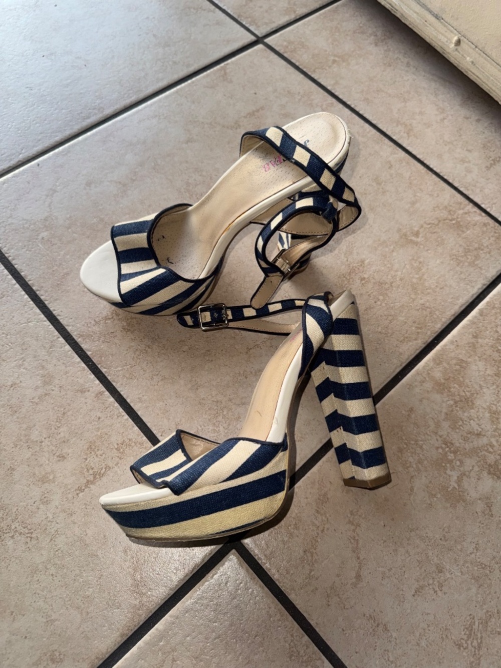 Platform heels - Picture 2 of 3